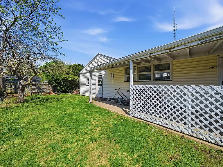 1428 Brown Ave — Photo 4
