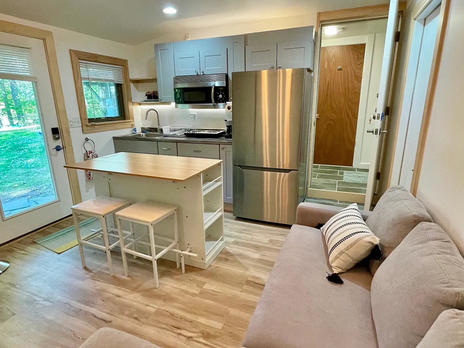 1 bed, 400 sqft, $2,200 — Photo 2