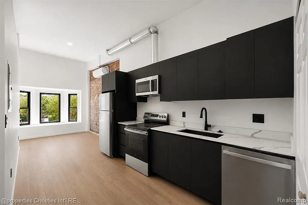 1 bed, 1.0 bath, 465 sqft, $1,300 — Photo 2