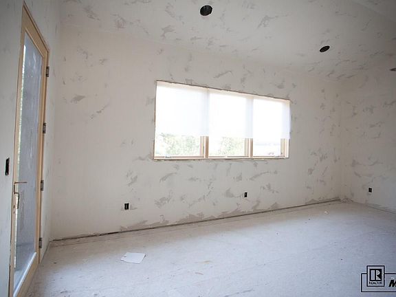 3rd image of 27450 Brandon Cir