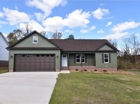 109 Fletchers Farm Dr, Thomasville, NC 27360