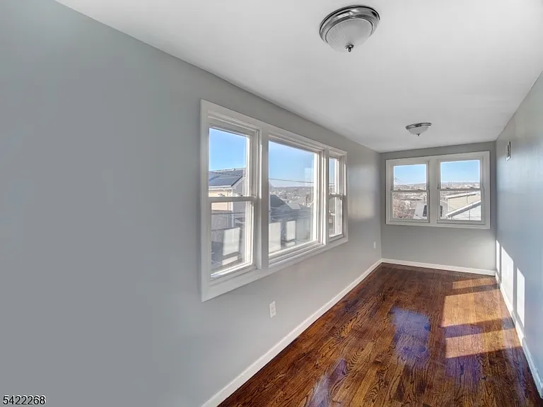 156 Crystal St — Photo 8