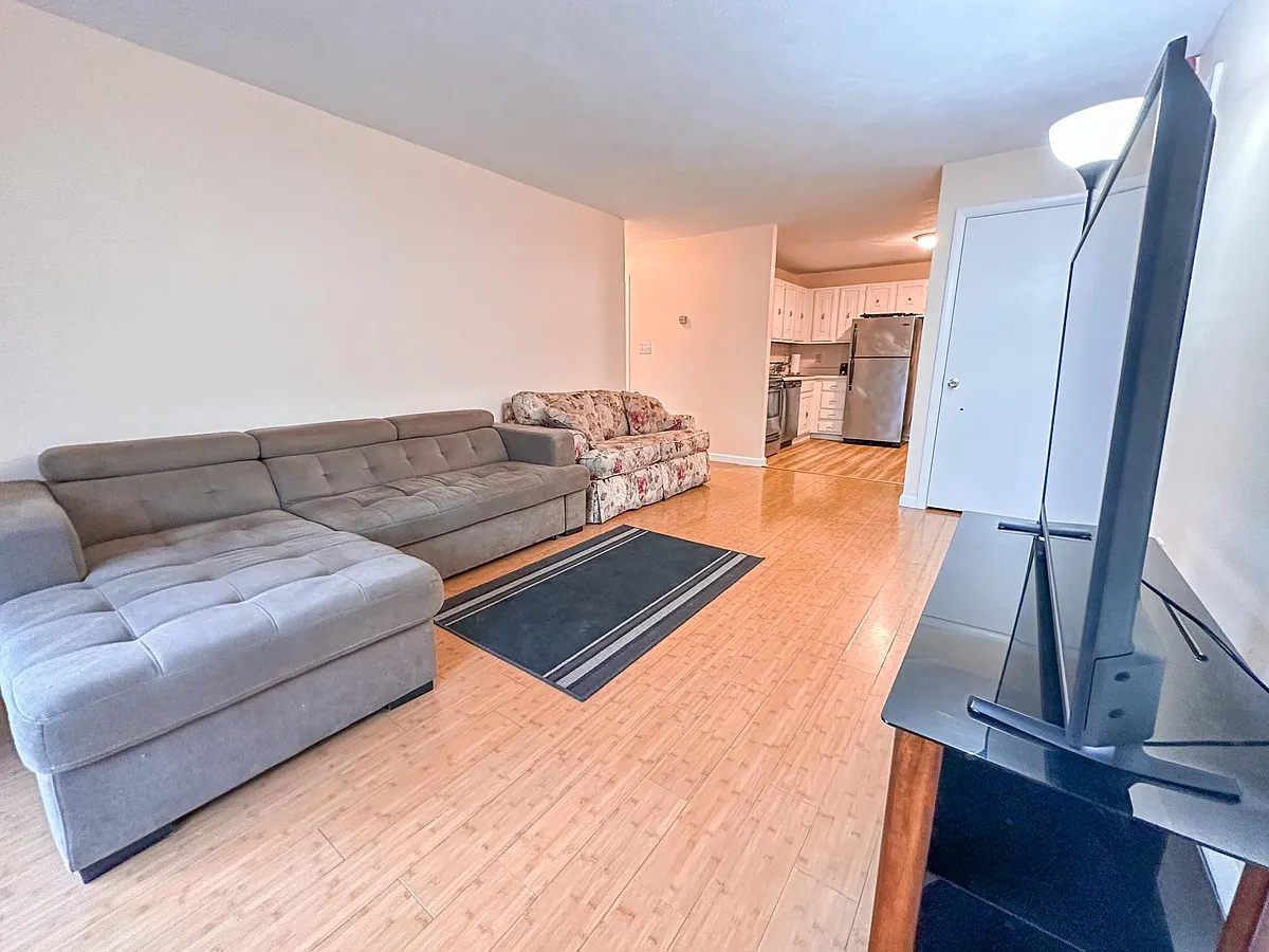 Building Photo - 35 Andrew St #10