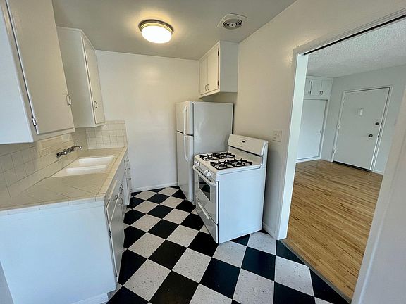 4th image of 934 N Gardner St APT 16