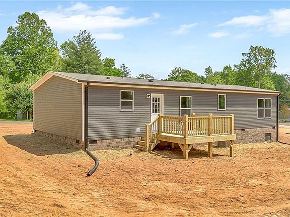 4th image of 555 Breeze Hill Rd