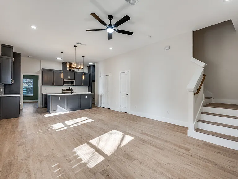 835 Stamps Ave — Photo 3
