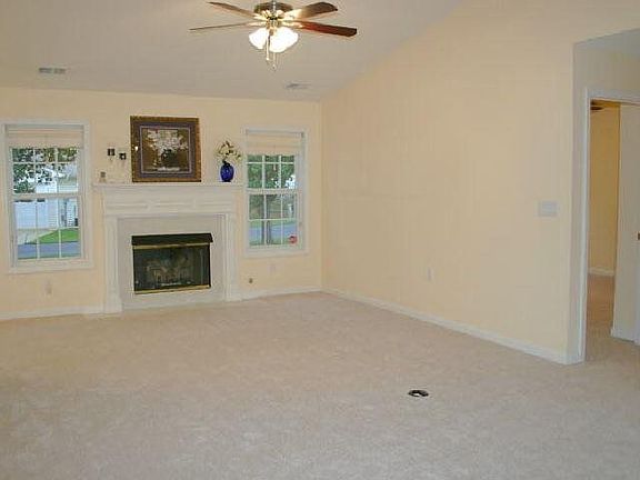 4th image of 1035 Pinehurst Dr