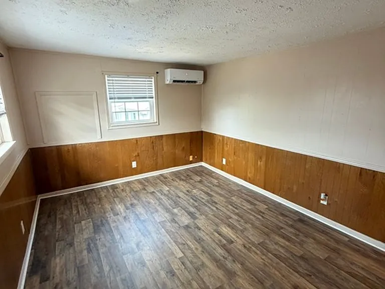 1906 Russell Ave — Photo 2