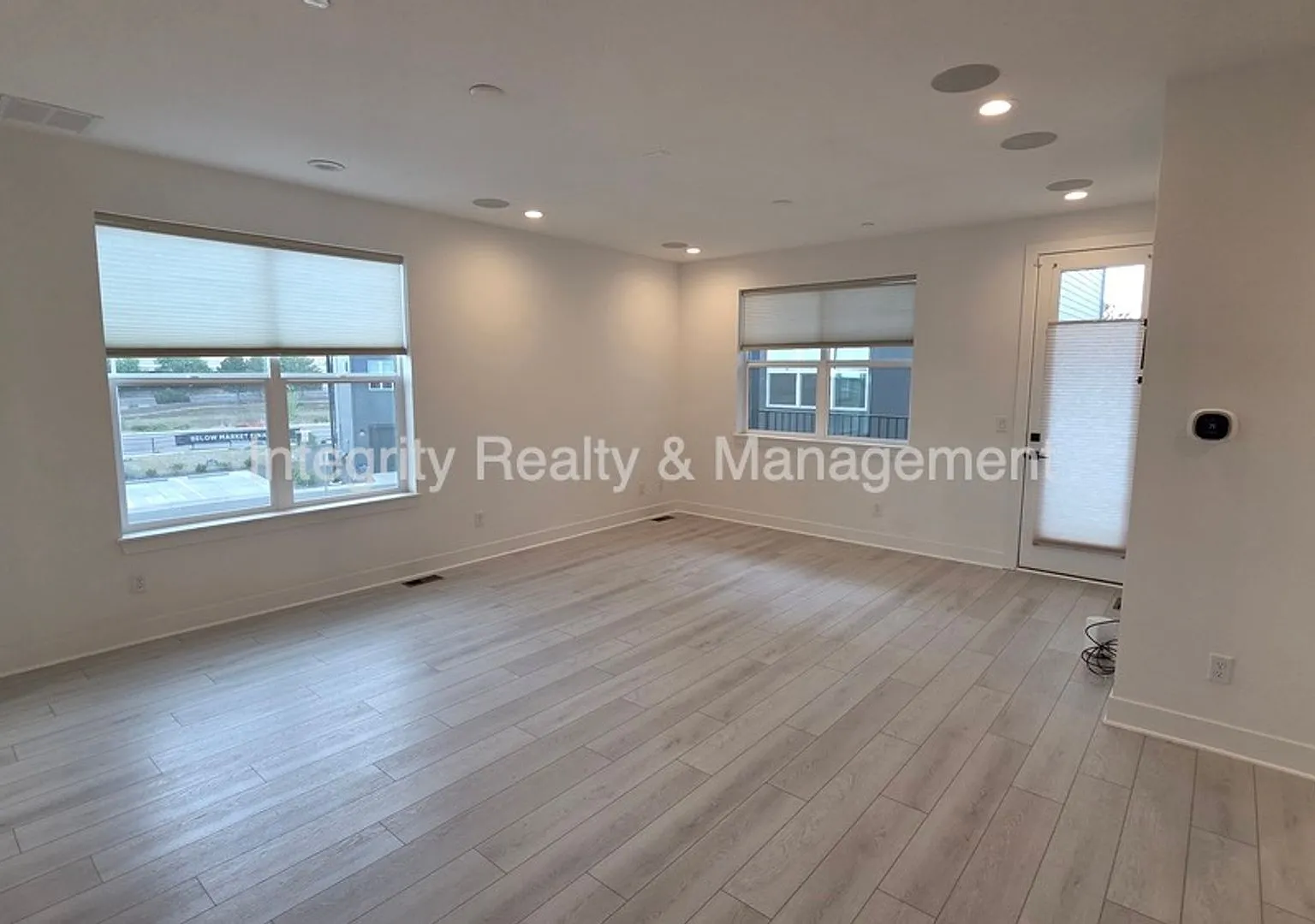 3 Bed/3 Bath, 1855 Sqft - 11014 E Hinsdale Cir — Photo 4