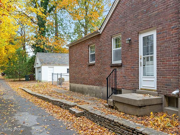 4th image of 182 Saint Matthews Ave