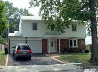 92 Lee Ave, Albertson, NY 11507
