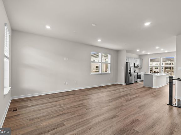 5th image of 483 Still Feather Ave