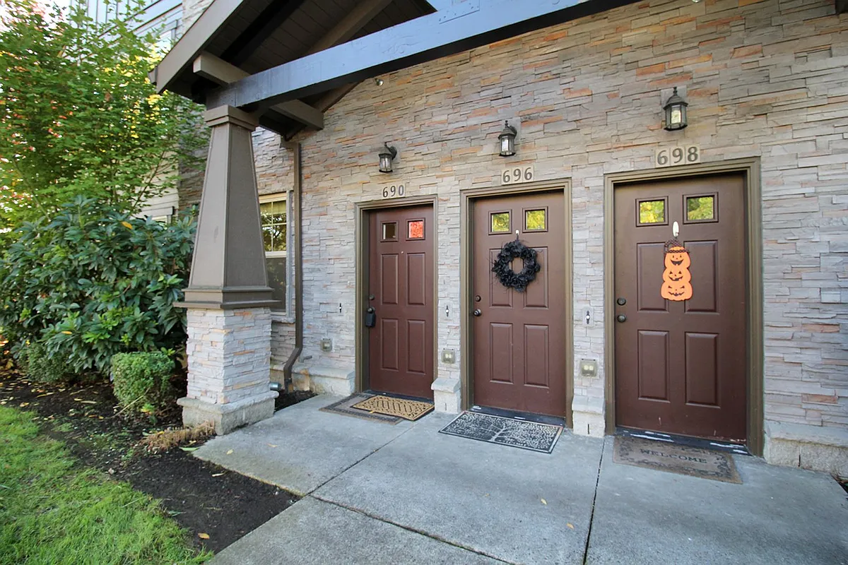 Building Photo - 690 NE Adwick Dr