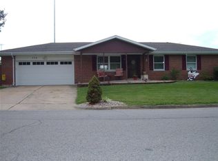 558 E Gym St, Nashville, IL 62263