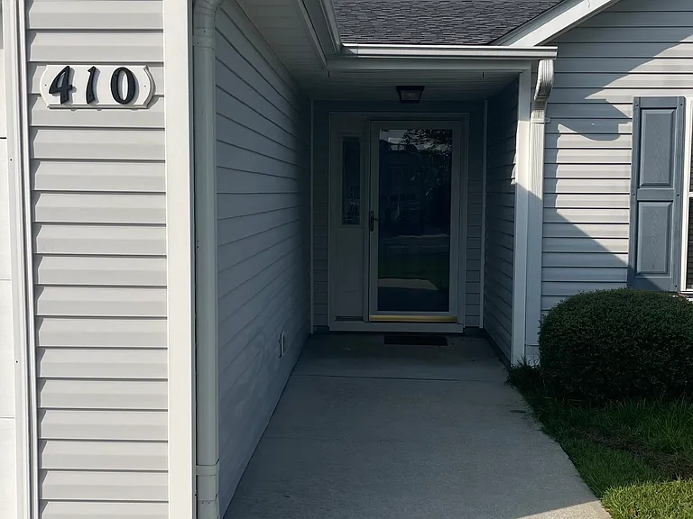 410 Mosswood Ct — Photo 2