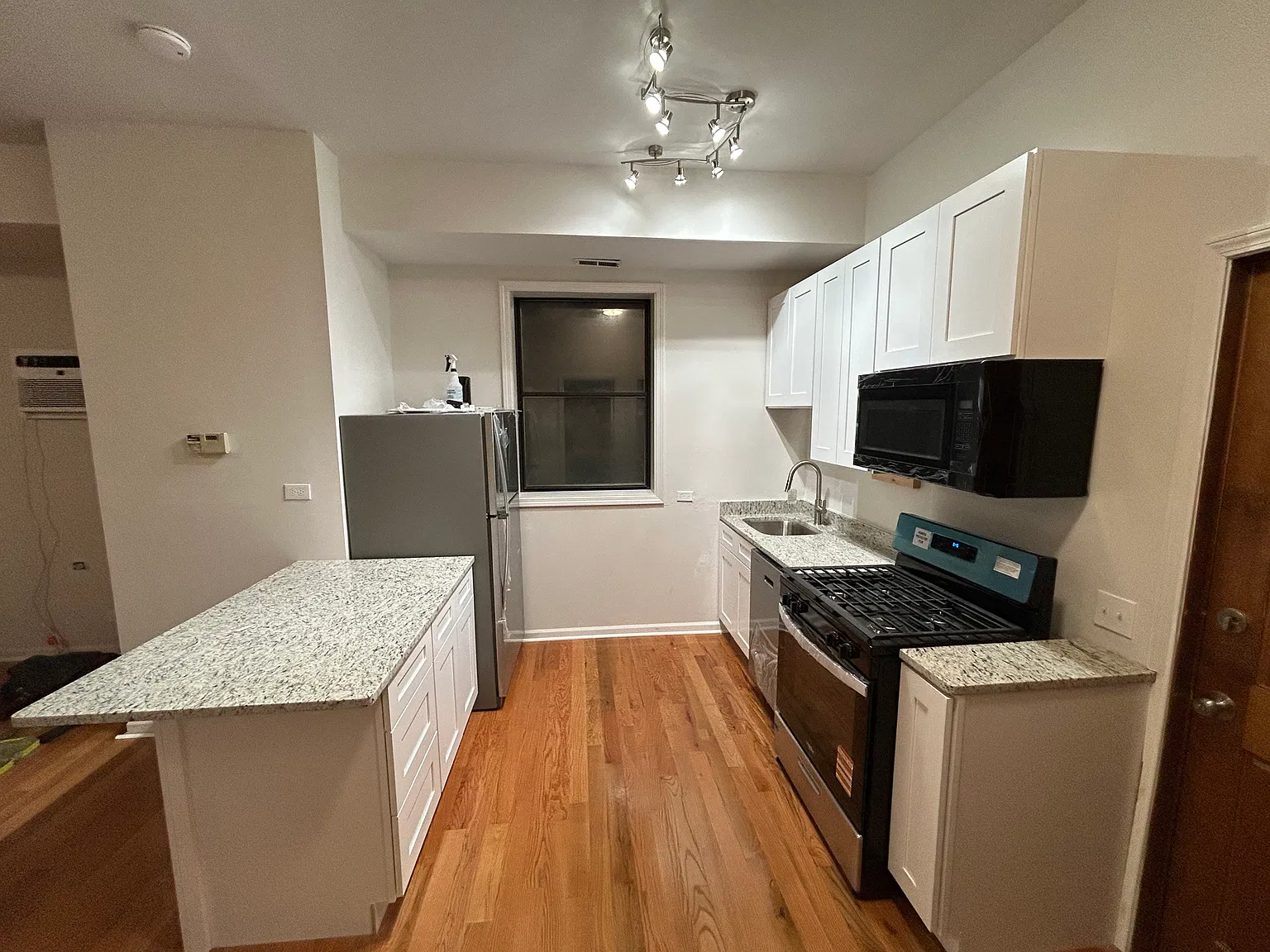 3831 N Southport Ave — Photo 3