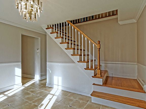 5th image of 215 Hadleigh Dr