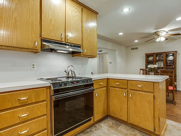2nd image of 3825 Cambridge Dr
