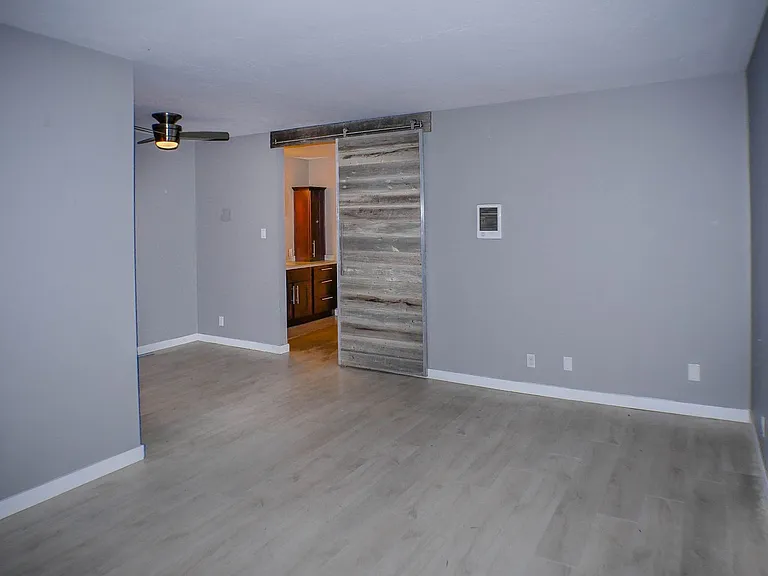 4474 Winona Ave — Photo 4