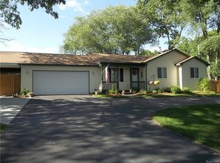 4121 Braidwood Dr, White Lake, MI 48383