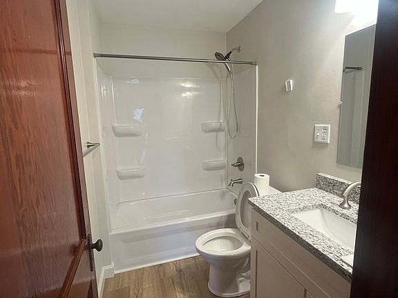 5th image of 552 Linn St