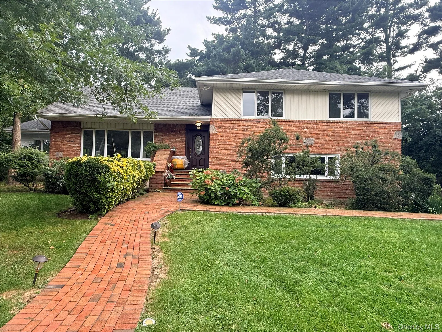 4 bed, 3.0 bath, 2377 sqft, $7,900 — Photo 2