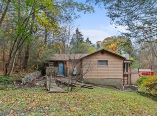 37 Garnet Dr, Oak Ridge, NJ 07438