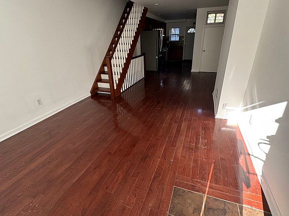 4th image of 915 Catharine St