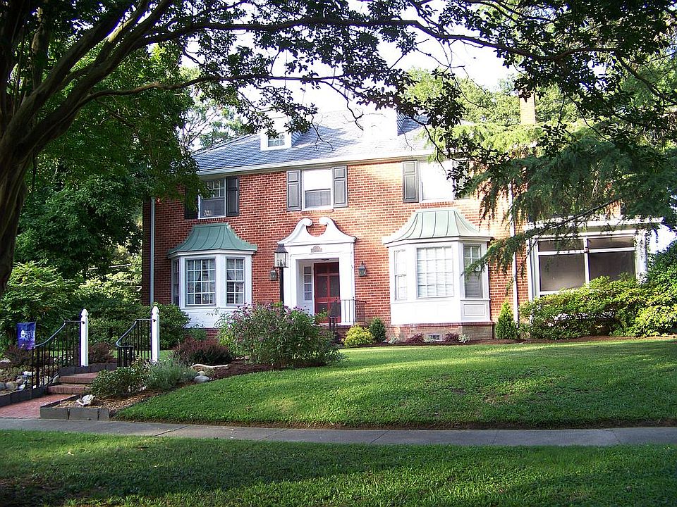 2nd image of 301 Park Rd