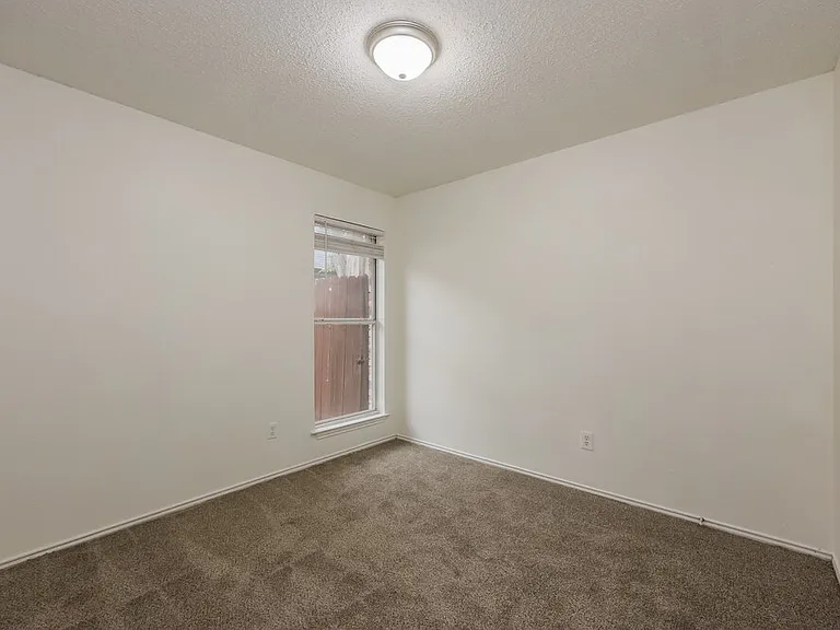 504 Bowie St — Photo 13