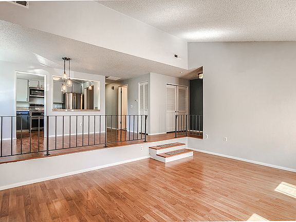 3rd image of 37 Greenridge Ct #Townhouse