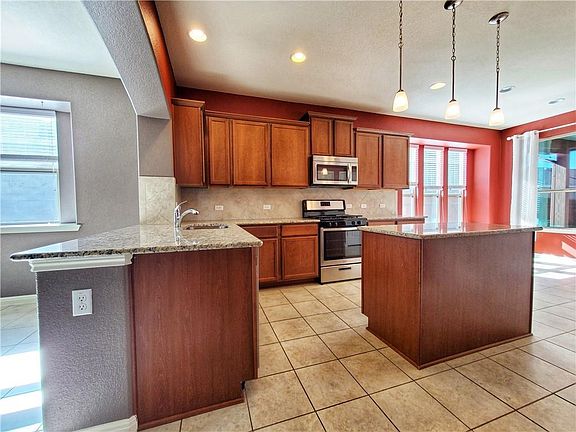 5th image of 405 S Brook Dr