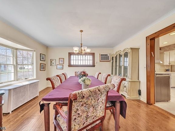 5th image of 865 Livingston Rd