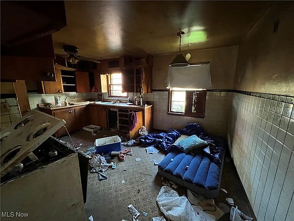 3rd image of 325 N Belle Vista Ave