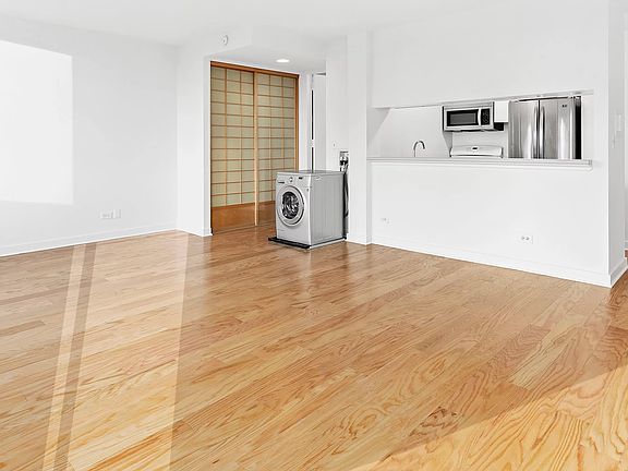 5th image of 236 E 47th St APT 27A
