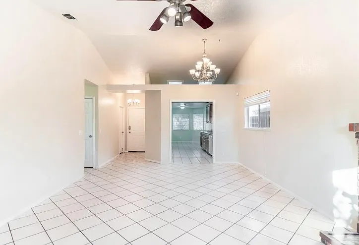 1304 Tyler Ct — Photo 7