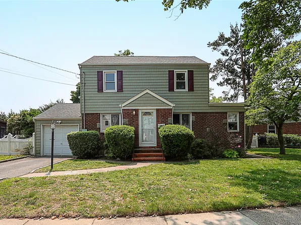 99 Roosevelt Court, Carle Place, NY 11514