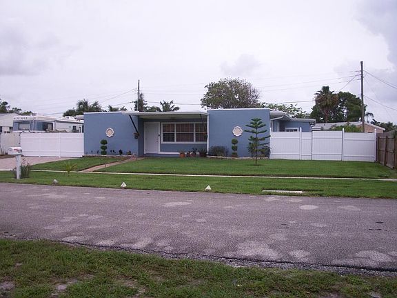 4th image of 571 Chipewyan Dr