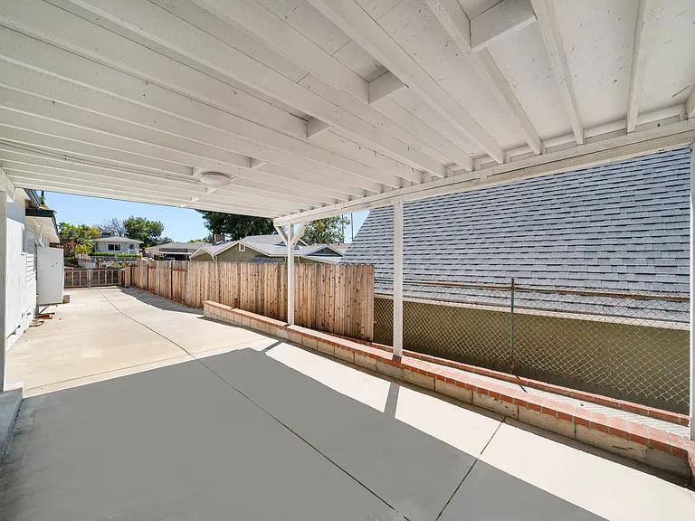 2035 Las Colinas Ave — Photo 4