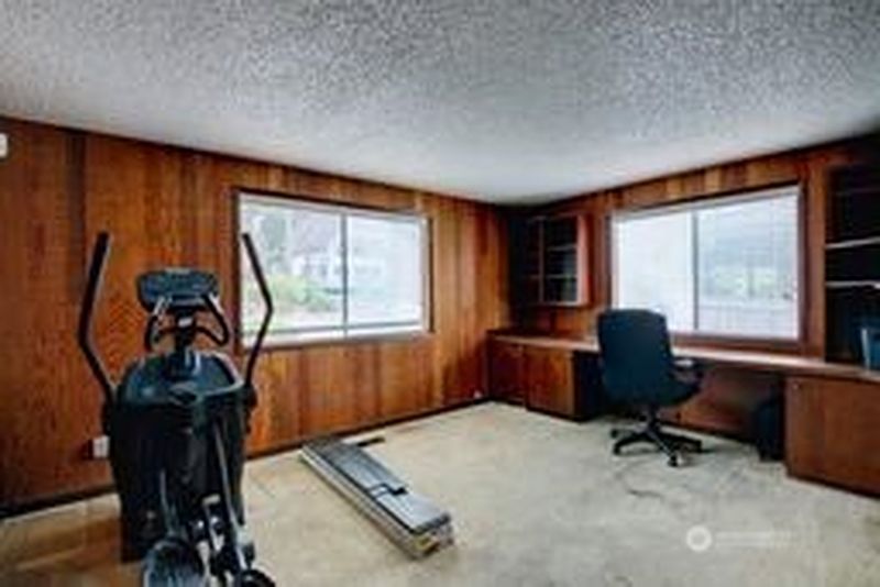 3rd image of 960 SW Fairhaven Drive
