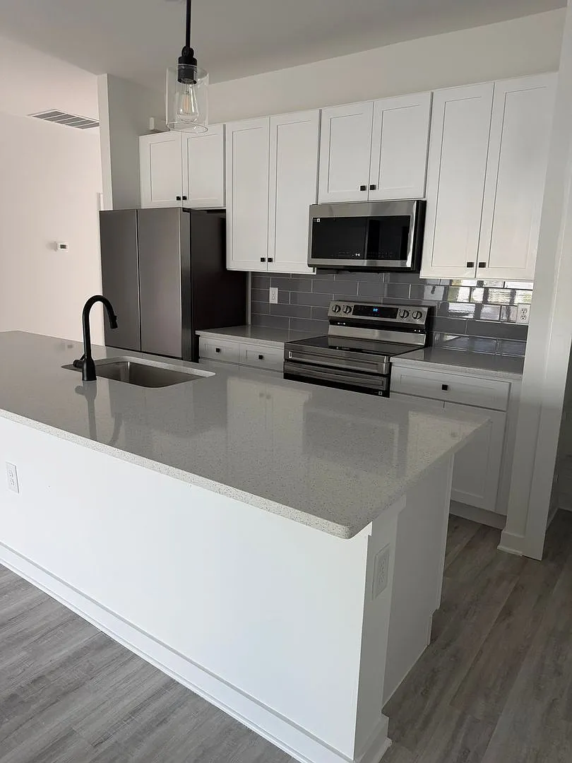 3 bed, 2.0 bath, 1198 sqft, $1,595 — Photo 2