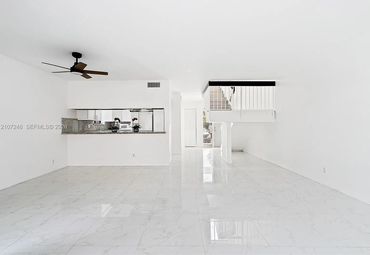Maplewood Townhouses Cond — Photo 3