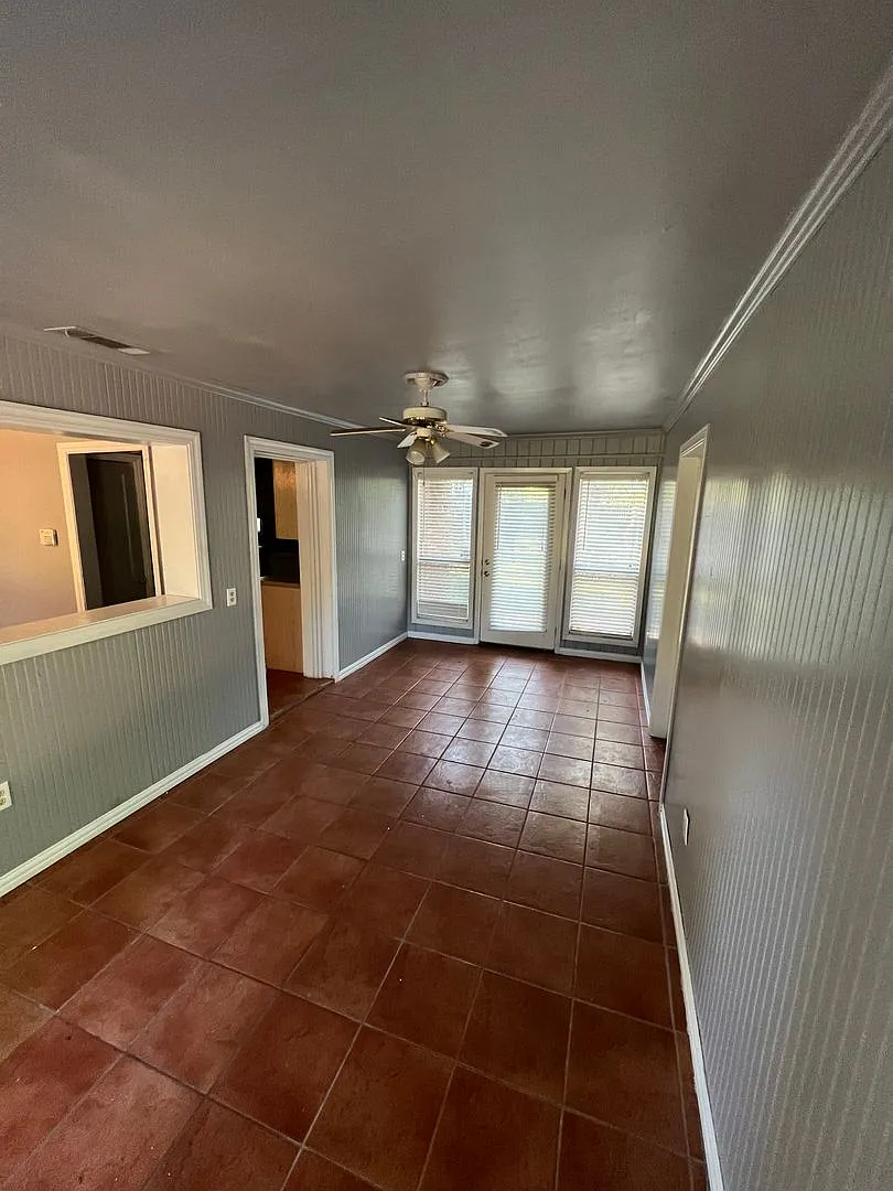 Massive 3/bed, 2 bath, newly updated! — Photo 3