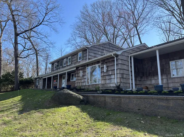 16 Appletree Lane, Huntington Station, NY 11746