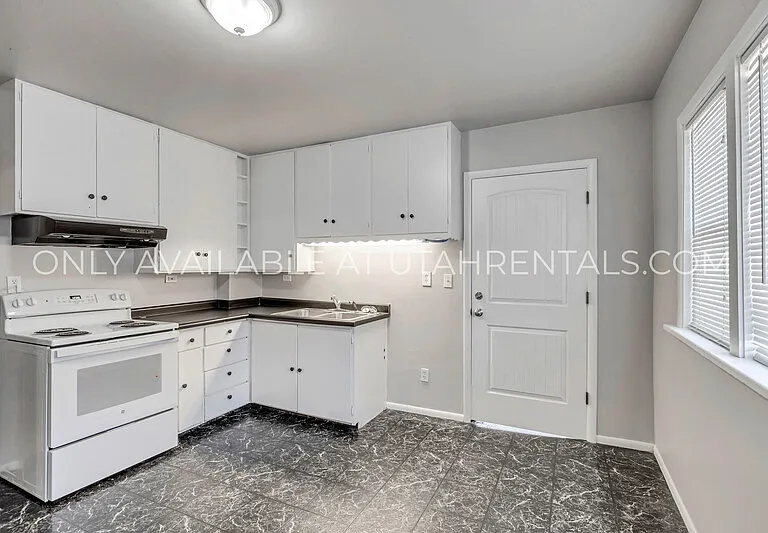142 N 900 W — Photo 1