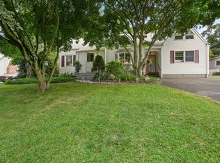 258 Woodridge Ave, Fairfield, CT 06825