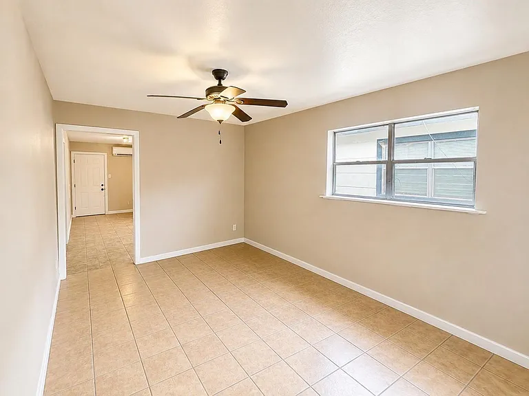 2401 Hadley Ave — Photo 2