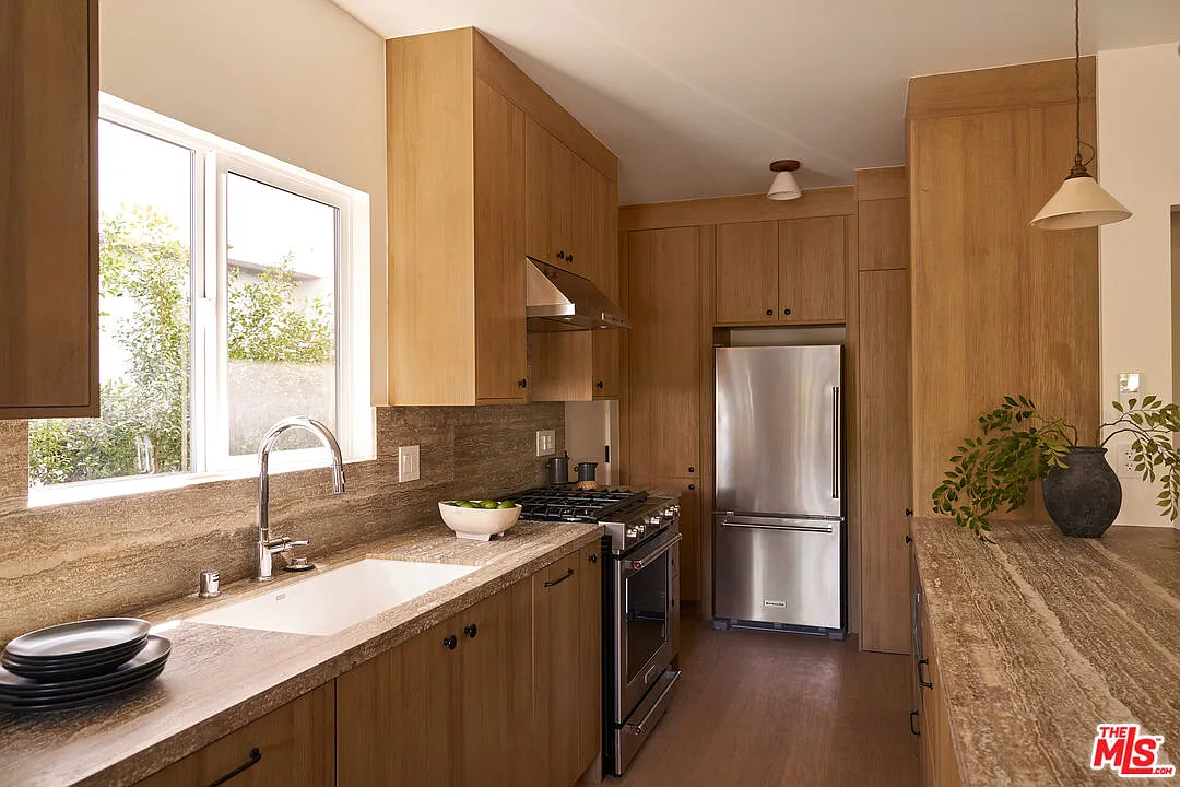 2 bed, 2.0 bath, 1300 sqft, $7,495 — Photo 3