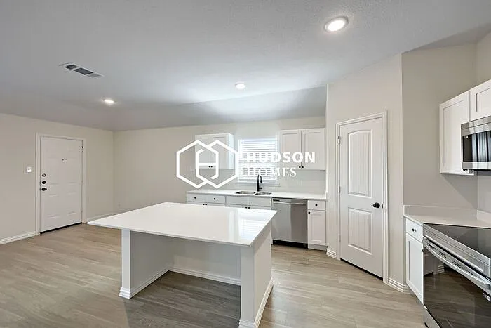 404 Rose Ave — Photo 3