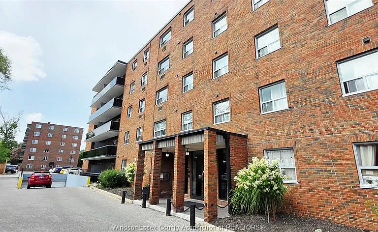 3900 Wyandotte St E #121 — Photo 1